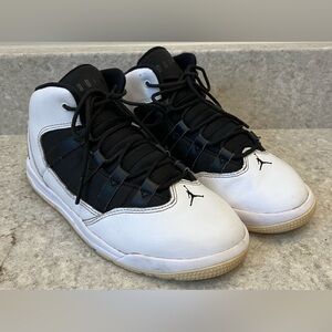 Nike Air Jordan Max Aura White Black Youth SZ  1.5 Shoes AQ9216-100